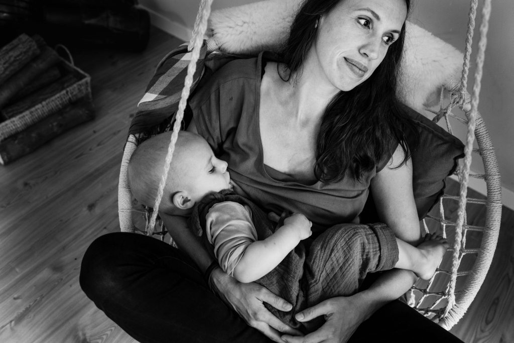 day in the life, familiefotografie, documentaire familiefotografie, moeder geeft kind borstvoeding